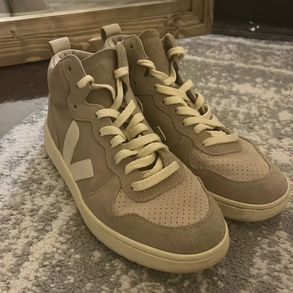 Veja V-15 Women’s 8 - Picture 2 of 5